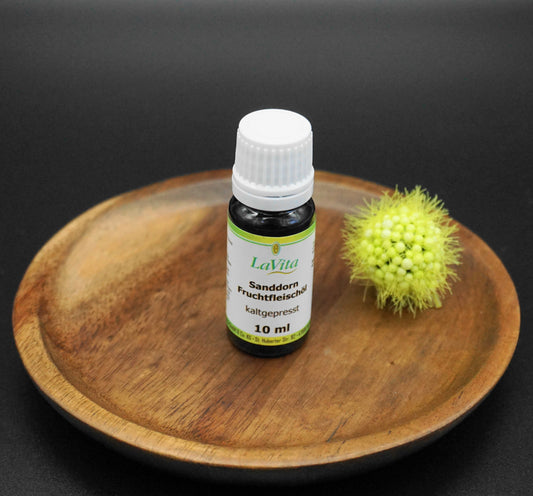 10ml Fläschchen Sanddornfruchtfleischöl auf Holzteller