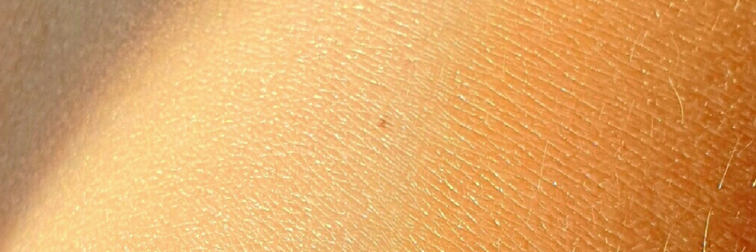 ein Fleckchen sonnenbestrahlte braune Haut